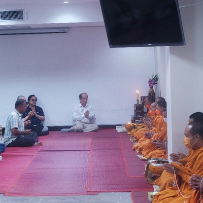 The company makes merit by offering rice and dry food to monks. and offer food to monks at lunch On the occasion of the 28th anniversary of the company's founding