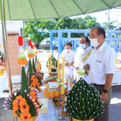 Performing the ritual of worshipping the Brahma Shrine and making merit offerings to monks on the occasion of the company's 26th anniversary.